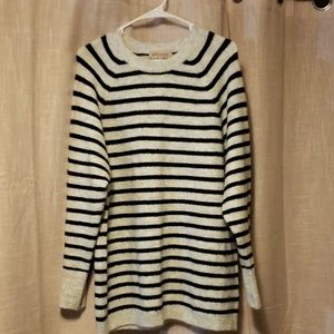 Tunic sweater with black and white stripes